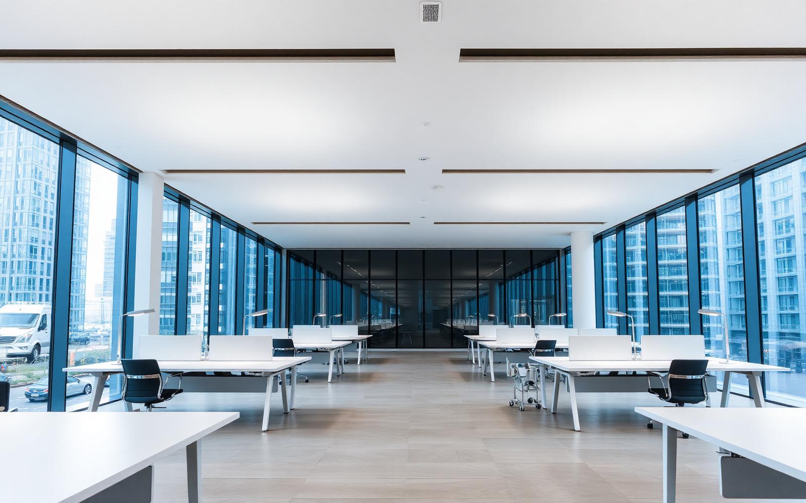 Open space illuminato con apparecchi della linea Ufficio SOGNO